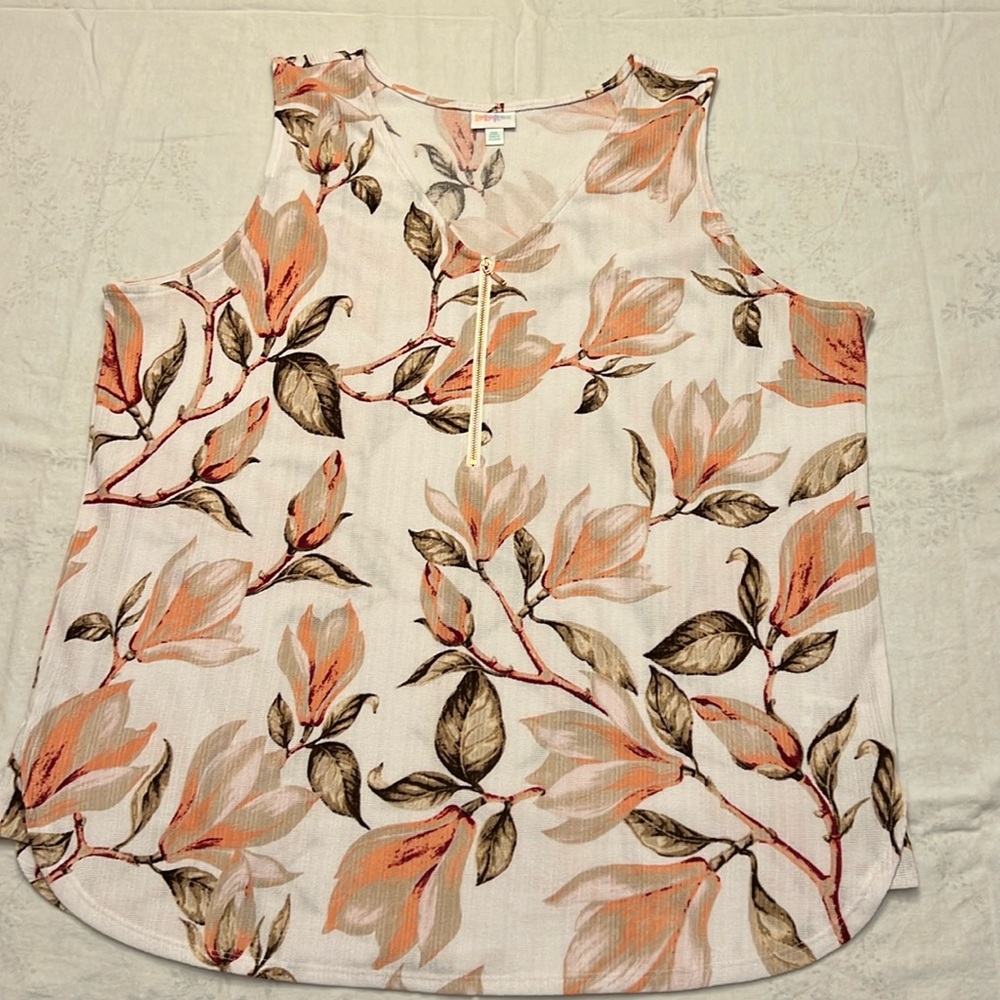 LuLaRoe- Rachael top. Size 2XL Never worn.